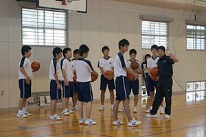 体育の授業バスケ